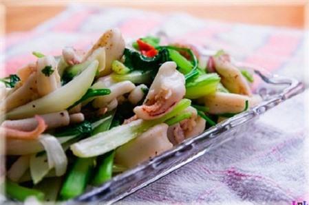 Cách làm món mực xào hành tây bên mâm cỗ