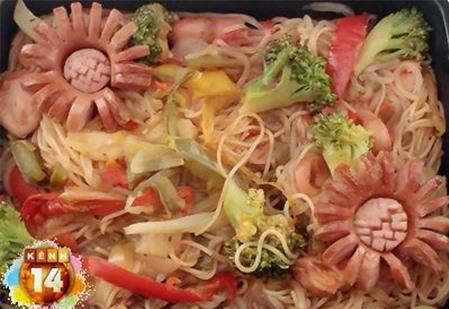 Trang trí món ăn đẹp mắt với xúc xích