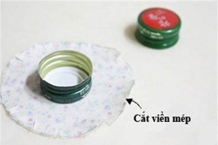 Cách làm bông hoa nhắc việc từ nắp chai và vải vụn