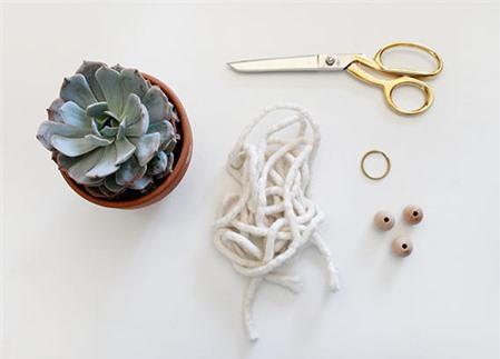 Cách làm dây treo chậu hoa bé xinh trang trí nhà