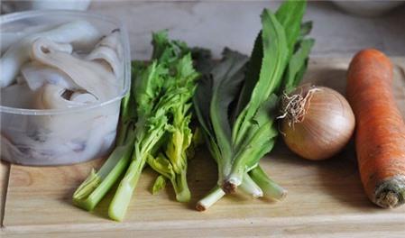 Cách làm gỏi mực rong biển giòn ngon, hấp dẫn