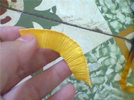 Cách làm hoa cúc bằng giấy nhún xinh xắn trang trí nhà