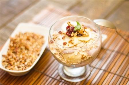 Cách làm salad sữa chua yến mạch tuyệt ngon