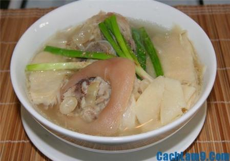 Cách nấu canh măng tươi hầm chân giò ngon tuyệt