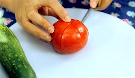 Cách tỉa hoa cà chua cực xinh yêu trang trí mâm cỗ Tết