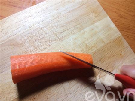 Cách tỉa hoa cà rốt đẹp mê hồn để trang trí món ăn