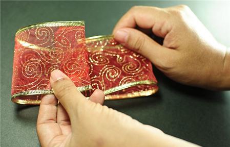 Làm nơ đỏ từ ruy băng trang trí cây thông Noel tuyệt đẹp