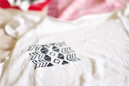 Mẹo bảo quản áo phông trắng không bị màu 'cháo lòng'