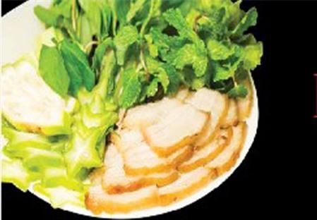 Món thịt ngâm nước mắm cuốn bánh tráng ngày Tết