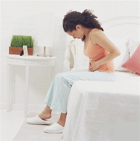 Ngủ dậy hay bị đau bụng quằn quại là bệnh gì?