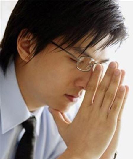 Tinh trùng màu vàng và có hạt trong suốt, liệu em có vô sinh?