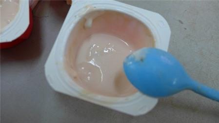 Sữa chua Petit chứa "sinh vật lạ bò lúc nhúc"