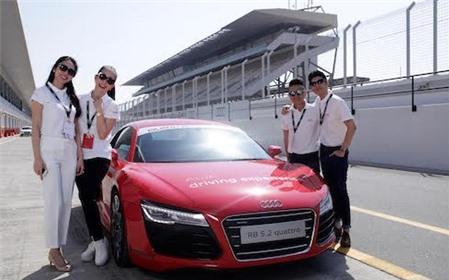 Khách hàng Việt trải nghiệm lái xe Audi tại Dubai