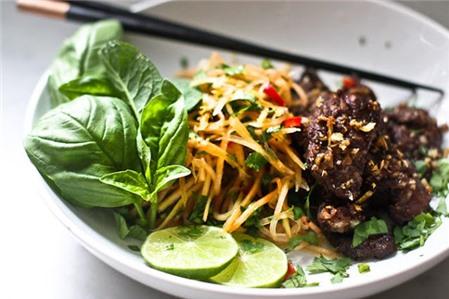 Chua ngọt giòn ngon món nộm đu đủ thịt bò