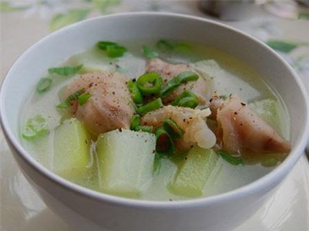 Canh chân giò hầm đu đủ xanh bổ dưỡng, lợi sữa sau sinh