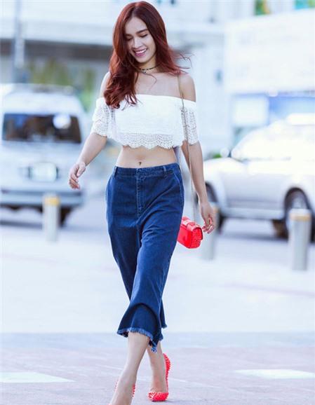 Mẹo diện mốt áo trễ vai không lộ dây áo lót