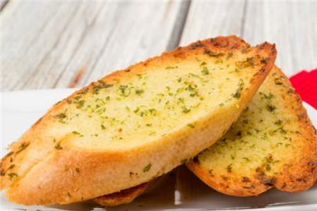 6 món ăn ngon được tái chế từ bánh mì cũ