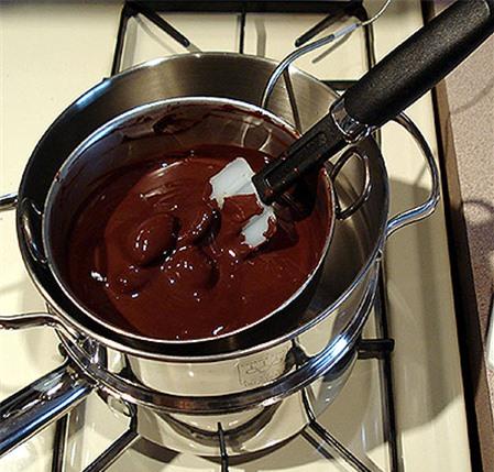 Cách để đun chảy socola không bị vón cục