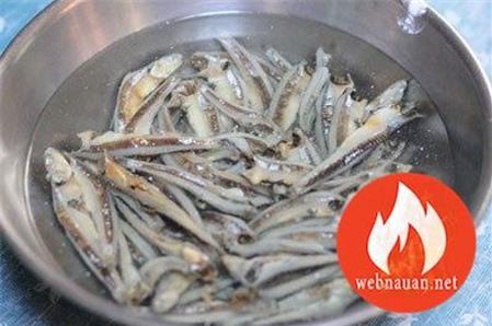 Cách Làm Món Cá Cơm Khô Kho Khế Ngon Cơm