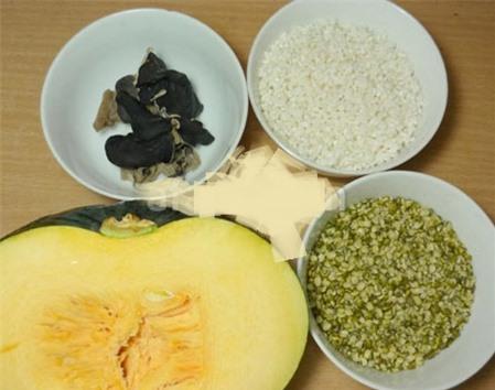 Cách nấu chè bí đỏ đậu xanh thơm mát