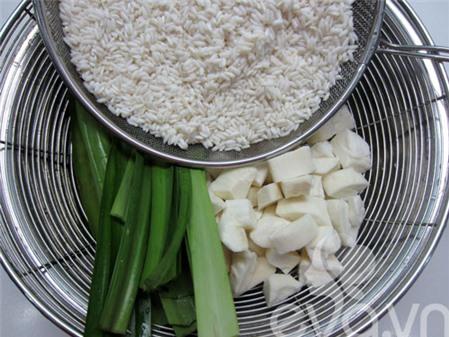 Nấu xôi sắn thơm mùi lá dứa