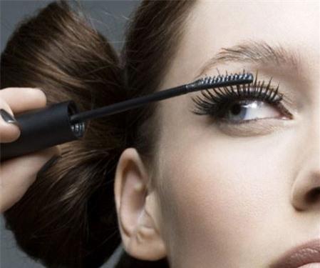 Mẹo chải mascara không bị vón cục