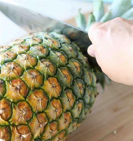 Mách bạn cách gọt dứa nhanh