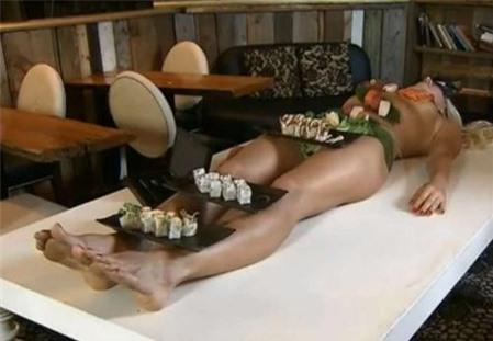 Ăn sushi trên cơ thể mẫu nude