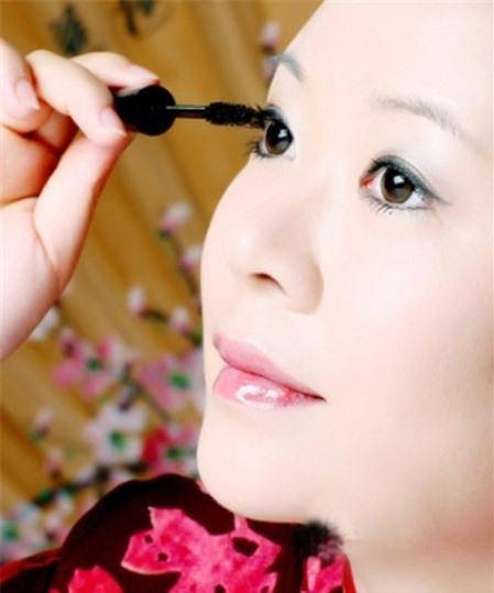 Mẹo làm mềm mascara bị khô