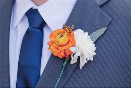 Hoa cài áo nổi bật làm đẹp cho chú rể