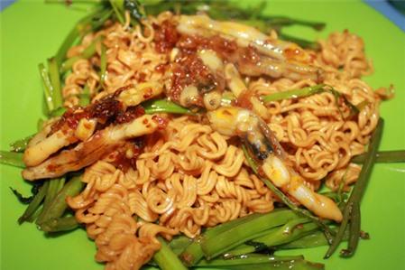 Ốc móng tay xào mì thơm ngon