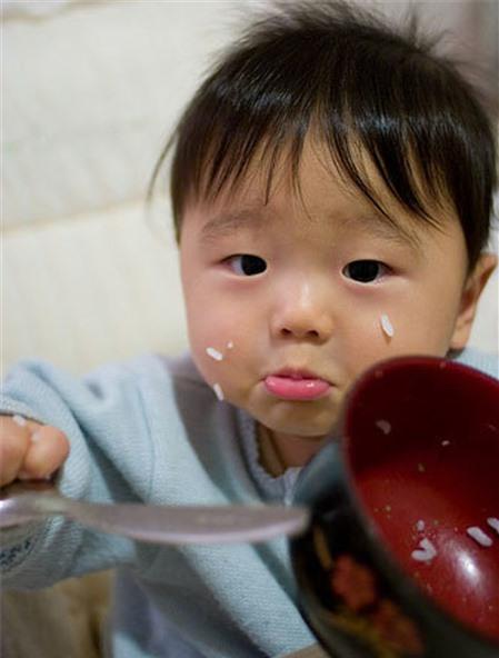 Làm sao tập cho bé ăn cơm