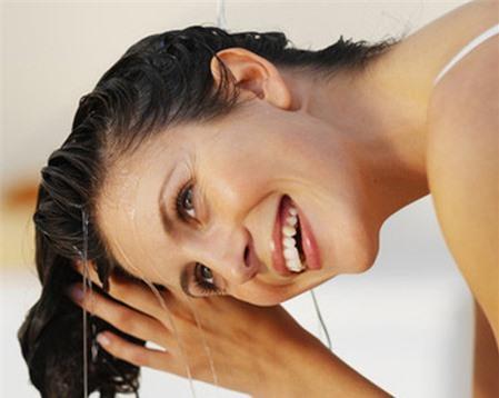 Giúp bạn trị gầu ống cho mái tóc