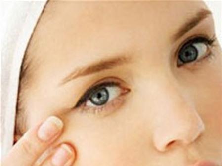 Mắt bị nổi mụn ngay giữa lòng trắng?