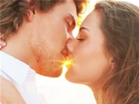 Hôn nhau có lây bệnh sùi mào gà?