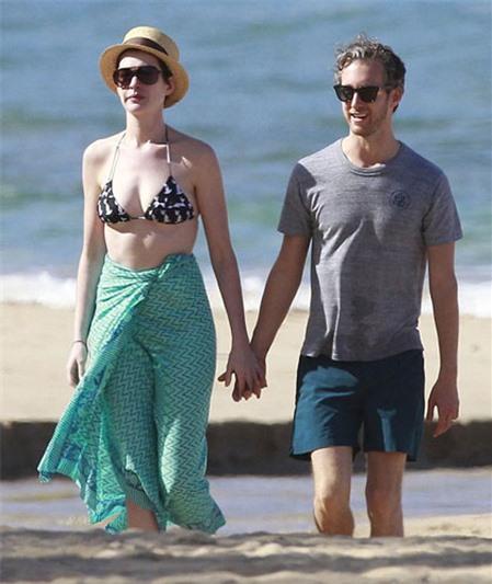 Chồng Anne Hathaway chăm sóc vợ