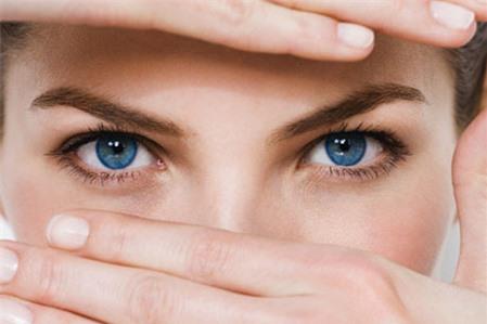 Mắt có ghèn, nổi hạt trắng, bệnh gì?