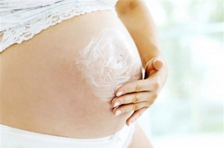 Nên hay không nên xoa bụng bà bầu?