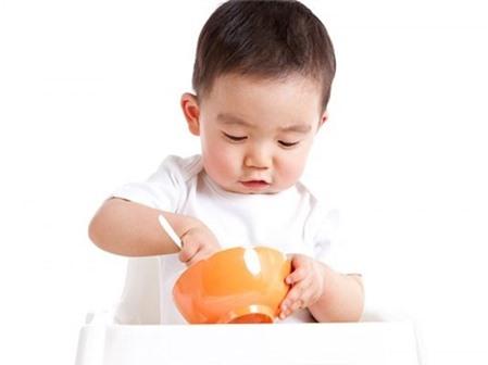 Mẹo nhỏ để bé tự xúc ăn