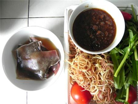 Canh chua cá đuối với rau bắp chuối