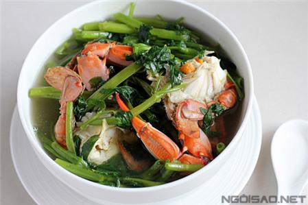 Ngon ngọt canh ghẹ nấu rau muống