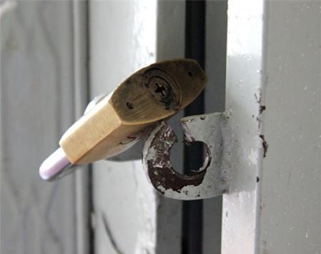 Mẹo mở ổ khóa dễ dàng khi bị rỉ sét