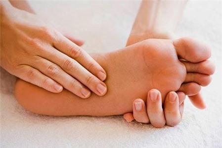 Nóng gan bàn chân về đêm là bệnh gì?