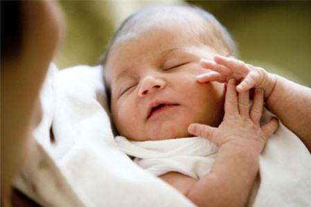 Bé khò khè khi bú sữa mẹ