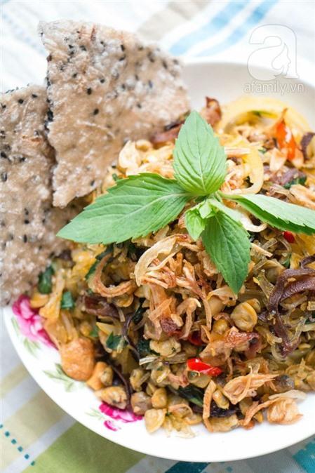Hến xào xúc bánh đa dân dã mà ngon