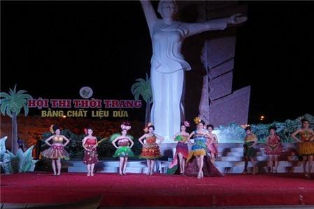 Độc đáo thời trang làm từ... dừa