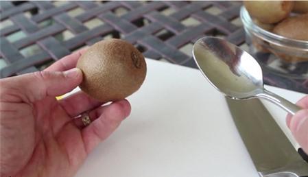 Mẹo gọt kiwi siêu nhanh, không bị nát