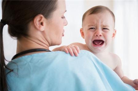 Bé khóc khi cai sữa phải làm thế nào?
