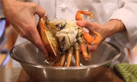 Cách lấy thịt cua biển nhanh gọn nhất