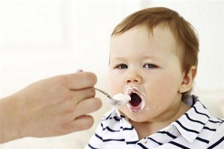 Khi nào cho bé ăn sữa chua được?